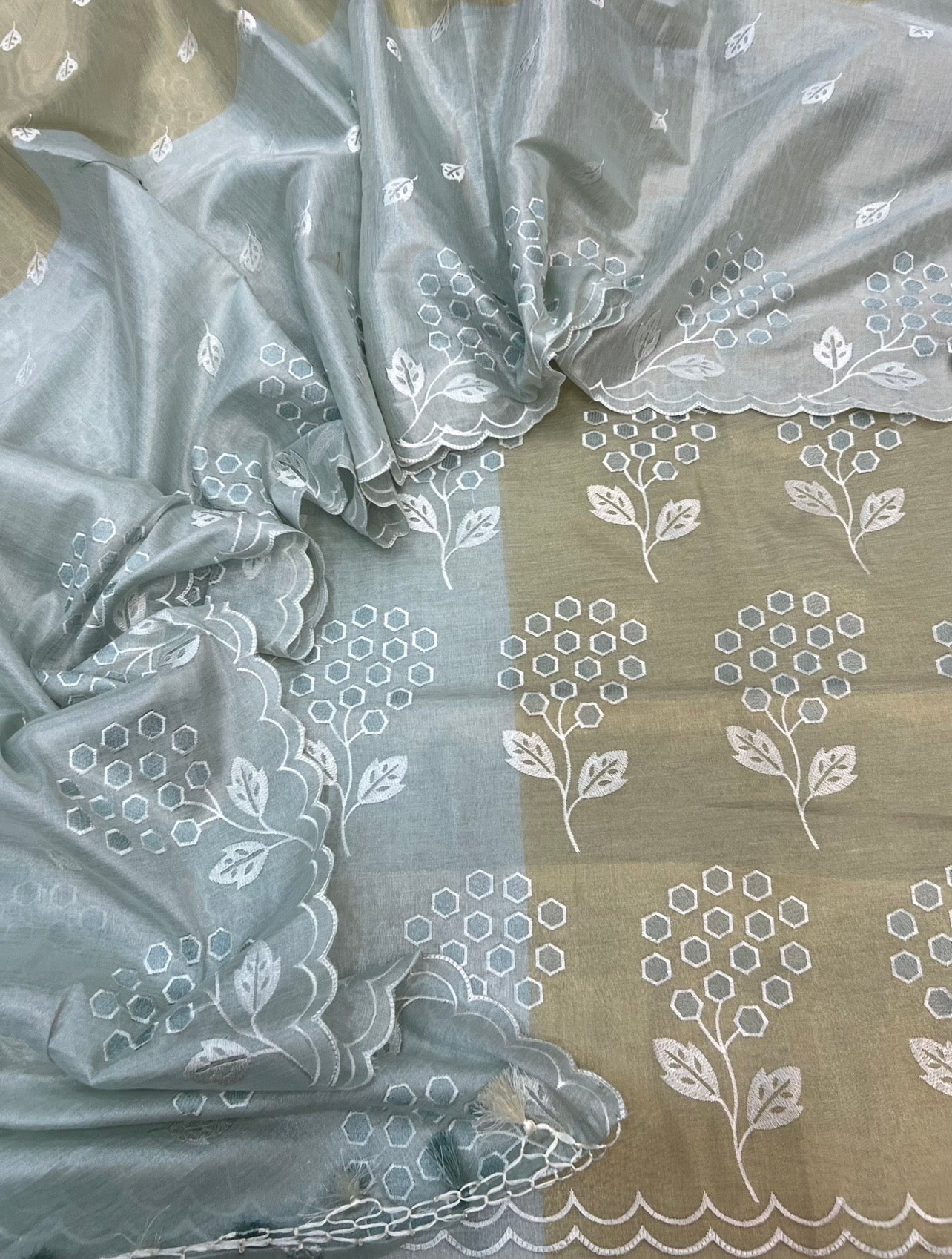 Pure tissue 2D patta contrast embroidered scalloping border unstiched suits sets