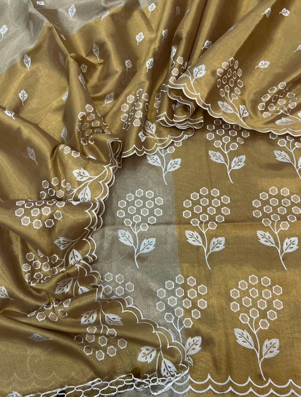 Pure tissue 2D patta contrast embroidered scalloping border unstiched suits sets