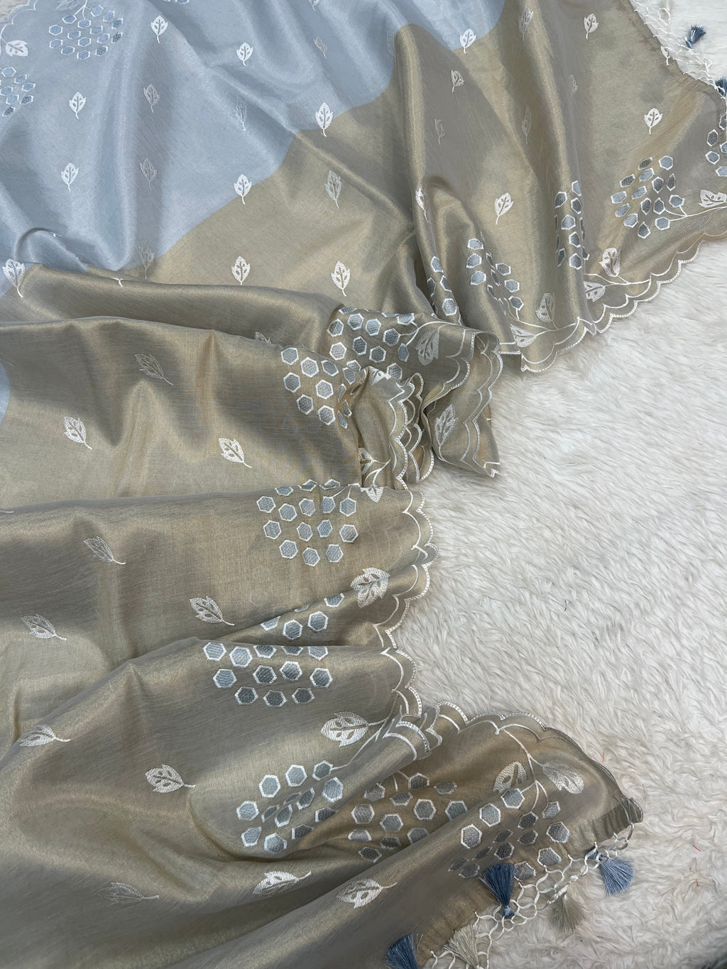 Pure tissue 2D patta contrast embroidered scalloping border unstiched suits sets