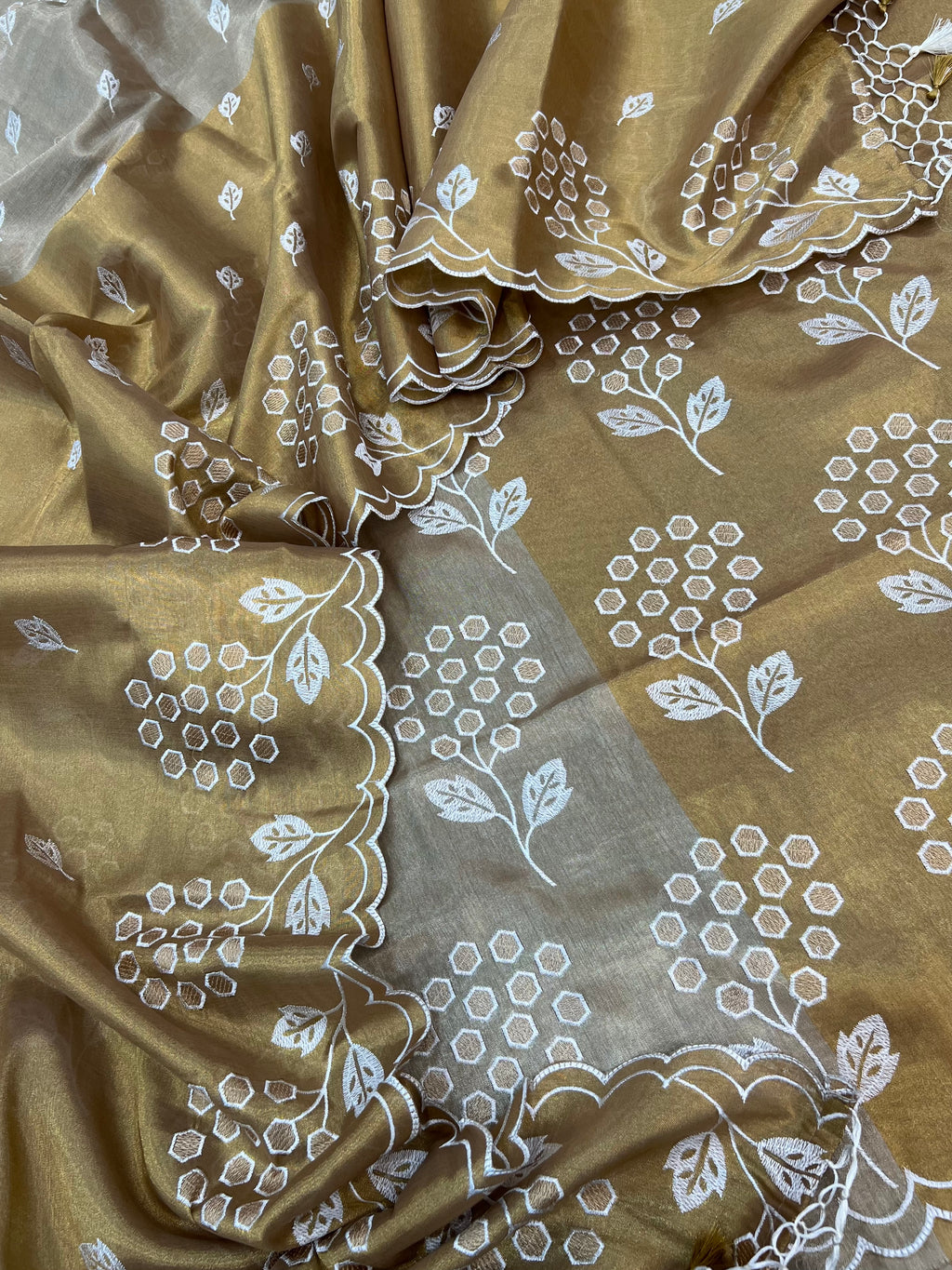 Pure tissue 2D patta contrast embroidered scalloping border unstiched suits sets