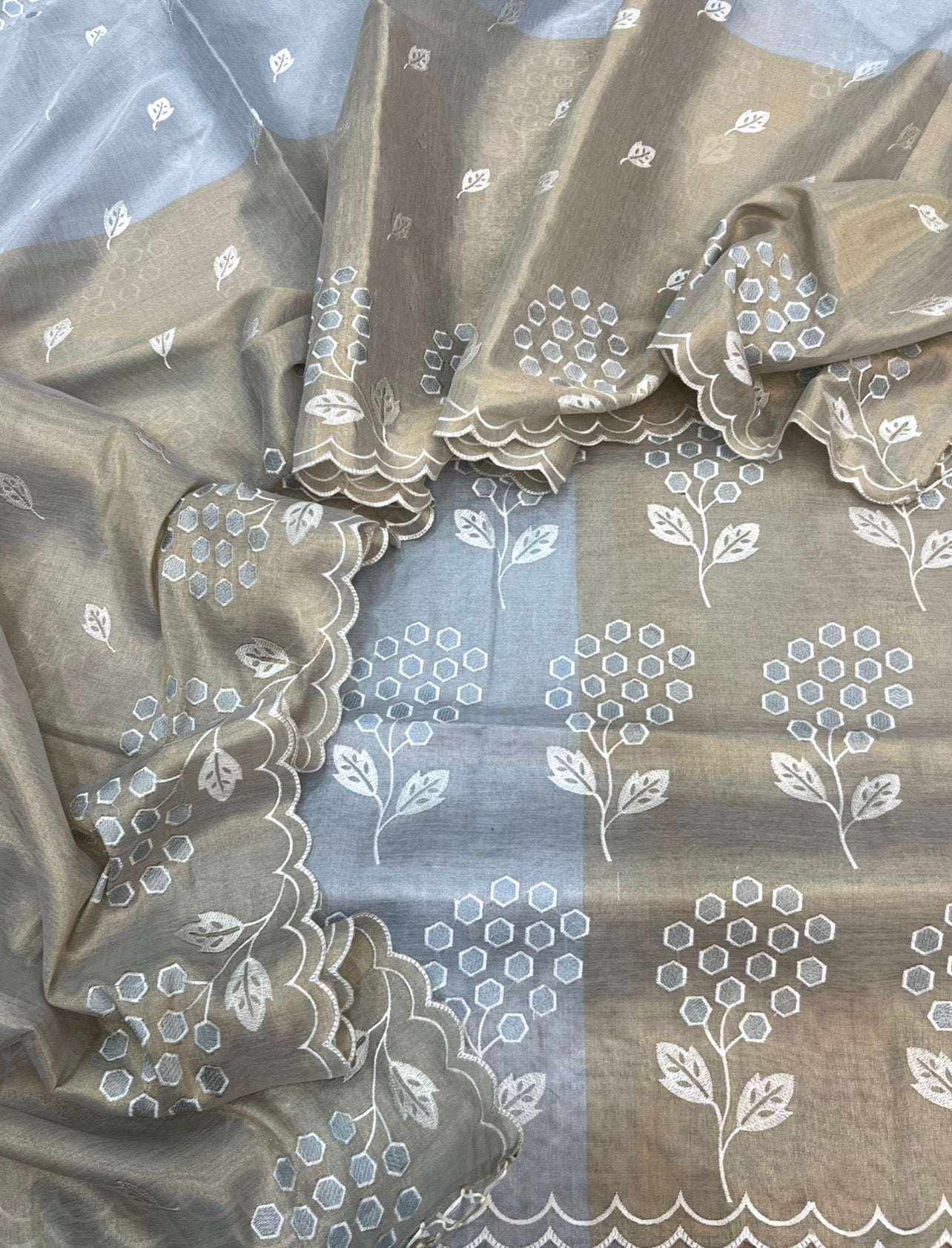 Pure tissue 2D patta contrast embroidered scalloping border unstiched suits sets