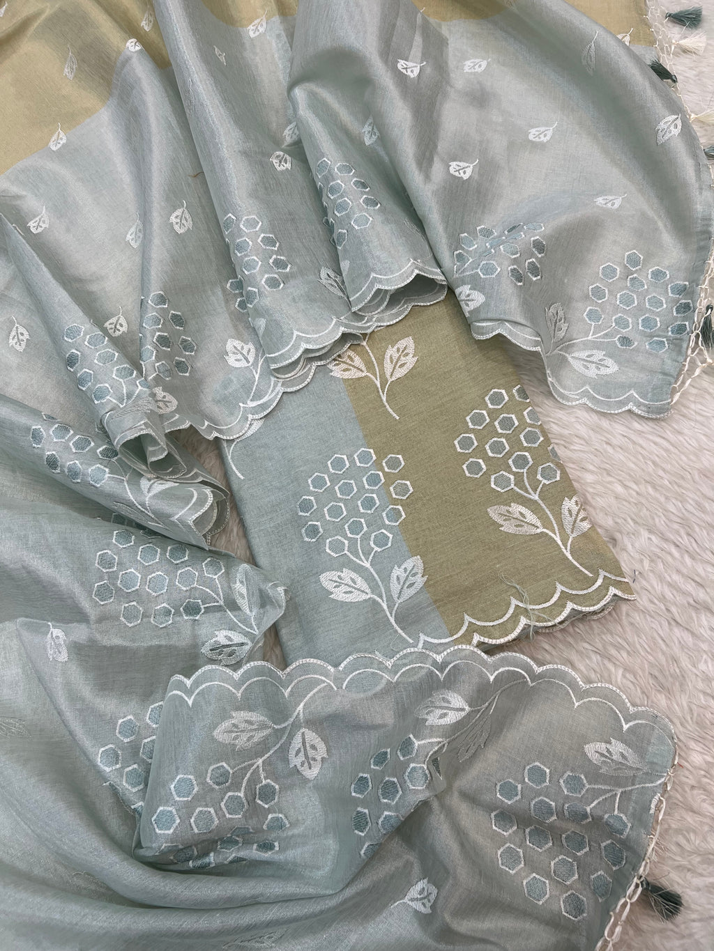 Pure tissue 2D patta contrast embroidered scalloping border unstiched suits sets