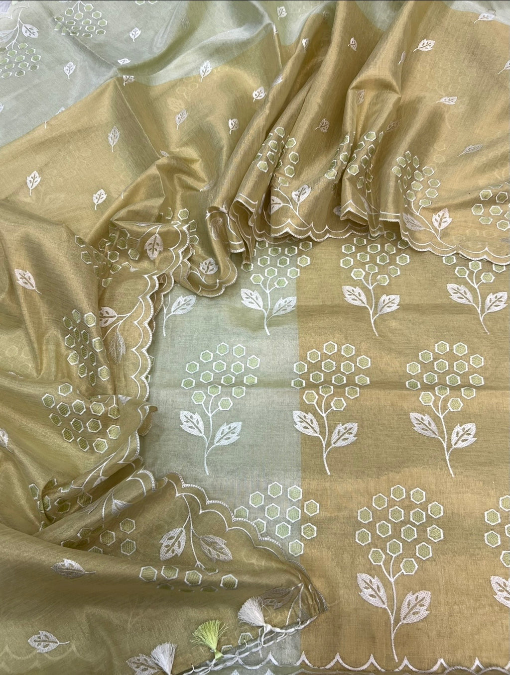 Pure tissue 2D patta contrast embroidered scalloping border unstiched suits sets