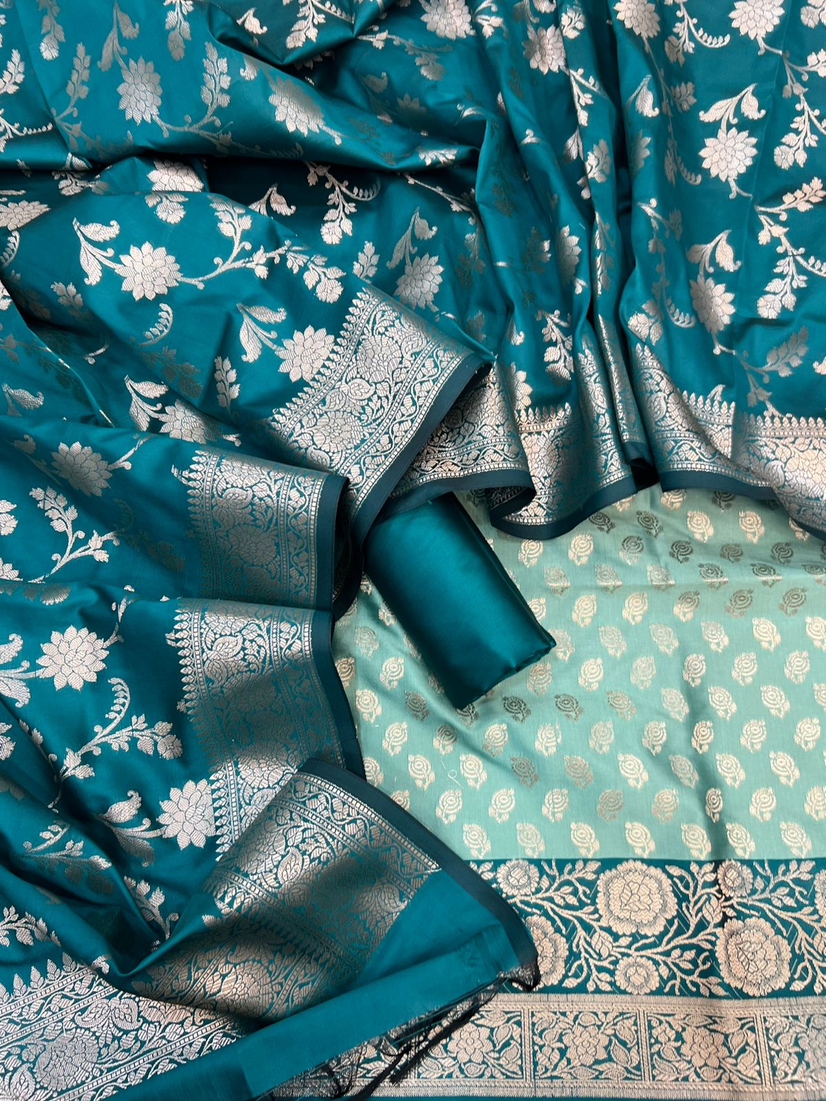 Banarasi Silk Zari Jackard Weaving With Contrast Border